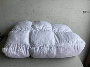 lot 570 image: Queen Size Mattress Topper