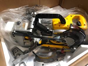 DEWALT 20V MAX Cordless 7-14 in. Sliding Miter Saw with (1) 20V Battery 4.0Ah   Customer Returns See Pictures