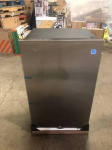 lot 12 image: Vissani 4.4 cu. ft. Freestanding Outdoor Refrigerator in Stainless Steel  Customer Returns See Pictures