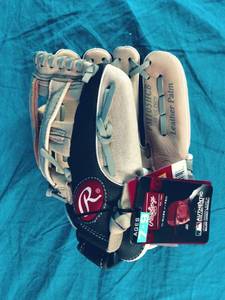lot 102 image: New Rawlings Sure Catch Baseball 10.5 Youth InfieldPitchers Glove, Right Handed