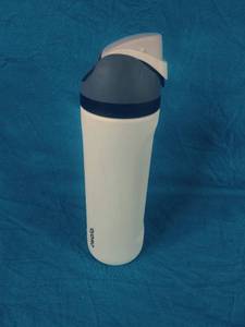 lot 140 image: New White Owala 24oz FreeSip Stainless Steel Water Bottle