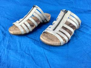 lot 154 image: New Bearpaw Sabrina Silver Size 9
