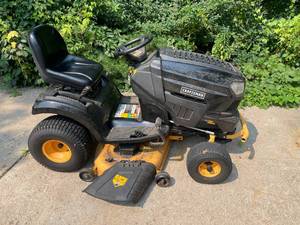 lot 1 image: Craftsman 8200 Pro Series Riding Lawn Mower