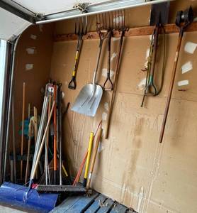 lot 24 image: Lot of Miscellaneous Yard Tools