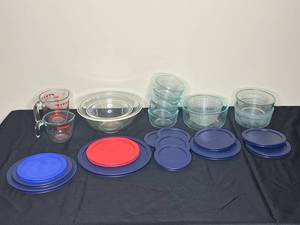 lot 66 image: Great Lot of Glass Pyrex Food Storage Containers - Variety of Sizes w Lids. Two Glass Pyrex Measuring Cups