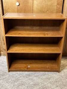 lot 123 image: 3 Shelf Bookcase