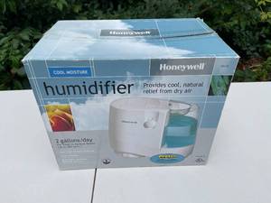 lot 41 image: Honeywell Humidifier- 2 gallons per day