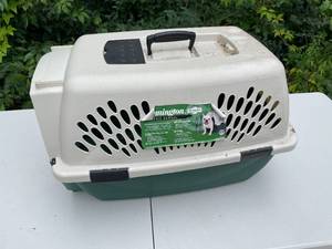 lot 50 image: Remington Plastic Dog Kennel - For Small Dogs