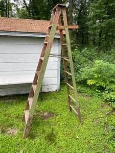 lot 133 image: Wooden 8 Step Ladder