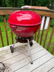 lot 140 image: Red 26 Flat Top Weber Grill