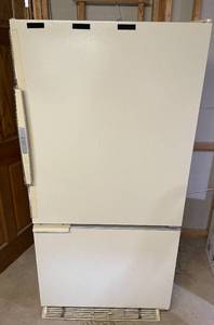 lot 172 image: Amana Energy Saver Refrigerator