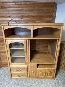 lot 194 image: Light Wood Entertainment System w Storage - Great Condition