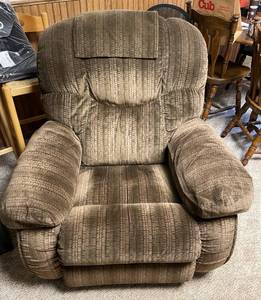 lot 196 image: Brown Manual Recliner - Great Condition