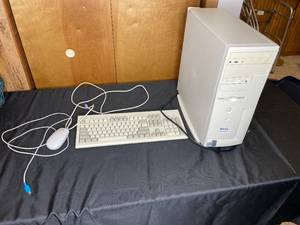 lot 203 image: Dell Dimension 4100 Desktop PC and Dell Keyboard