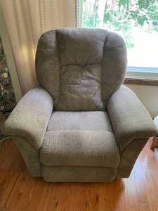 lot 221 image: Light BrownOlive Tweed Recliner