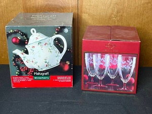 lot 169 image: Pfaltzgraff Winterberry Sculpted Teapot & 4 Lenox Red Stemmed Beverage Glasses w Embossed Garland