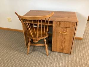 lot 12 image: Desk & Chair (3 pc)