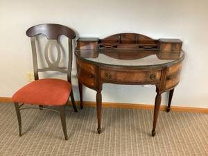 lot 14 image: Johnson Furniture Desk & Chair