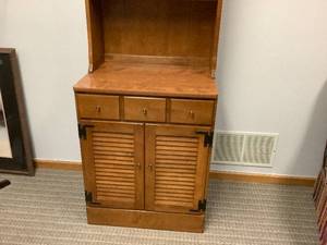 lot 39 image: Small Ethan Allen Hutch