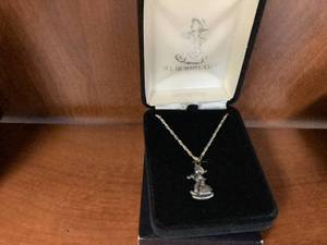 lot 87 image: Hummel Necklace