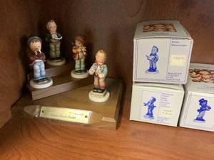 lot 98 image: Hummel Collection w Stand