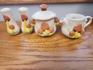 lot 123 image: Vintage Arnels Pottery