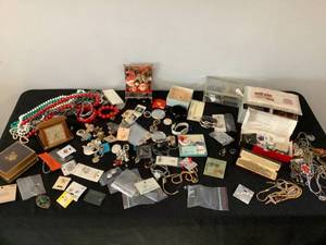 lot 104 image: Costume Jewelry Lot