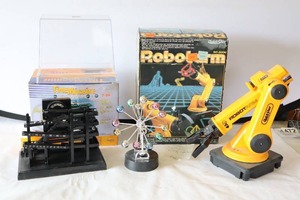 lot 439 image: Hobbyists RoboticsVintage Quick Shot RobotArm SVI-2000 Spectravideo Super Rare with Additional Arm, 1997 Hoffman Products Time Machine Kinetic Clock , Perpetual Motion Ferris Wheel