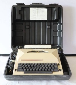 lot 443 image: Vintage 80s Sears Scholar with Correction Electric Portable Typewriter