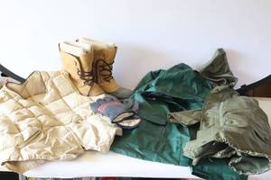 lot 486 image: Mens Large Stearns Outerwear Vest Jackets and Size 12 Sorel Boots...
