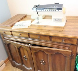 lot 547 image: Singer Athens Sewing Machine in Cabinet wManual Etc