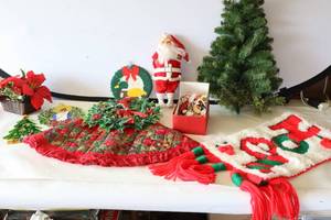 lot 553 image: Vintage Holiday DeCor