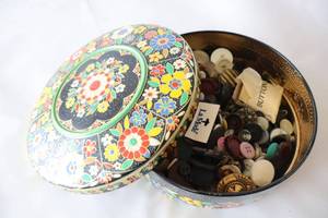 lot 577 image: Vintage Tin of Buttons