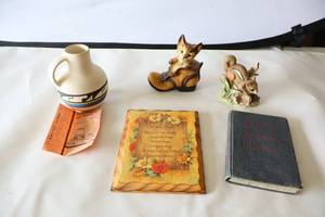 lot 578 image: Vintage DeCor Etc