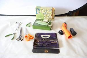 lot 583 image: Vintage Sewing Cutting Accessories Etc