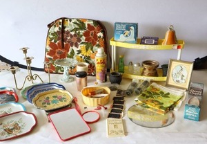 lot 585 image: Mid-Century MCM Bath Kitchen DeCor Etc