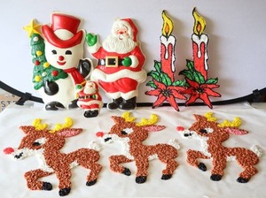 lot 631 image: Vintage Holiday Christmas Wall Window Decor