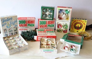 lot 636 image: Vintage Holiday Decor Christmas Ornaments Etc