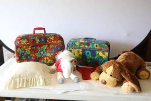 lot 638 image: Childrens Suitcase Set Stuffed Animals Etc
