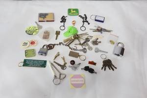 lot 661 image: Collectible Keys Chains Etc
