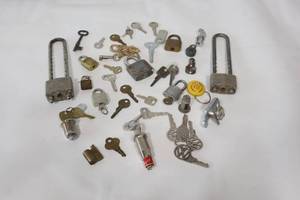 lot 663 image: Vintage Keys Locks Etc