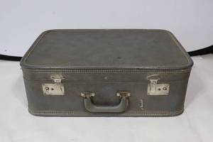 lot 673 image: Vintage Churchill Suitcase