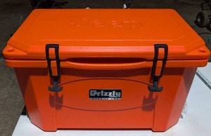 Grizzly 40 quart cooler with Jeep logo