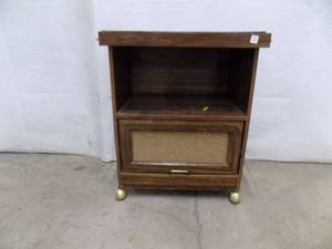 lot 5 image: Wooden cabinet on casters