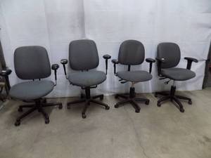 lot 43 image: 4 - Gray Office Chairs