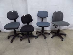 lot 44 image: 4 - Gray Office Chairs