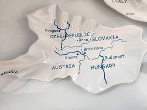 2 Collectible Map Plates - Czech and Italy