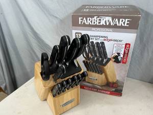 New Farberware 13 pc Knife Set with Block