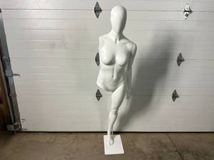Mannequin with Removable Arm