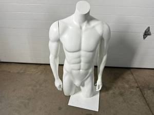 Mannequin with Removable Arms
